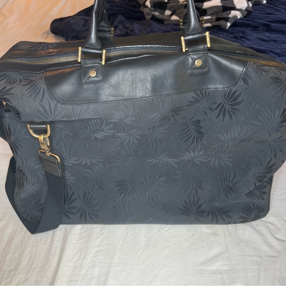 Tommy Bahama Large Black Duffle Bag, Shoulder Strap Top Handles Leather Accents - Picture 6 of 16